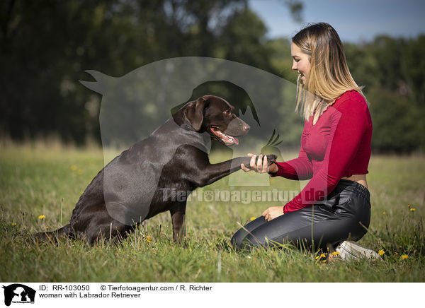Fau mit Labrador Retriever / woman with Labrador Retriever / RR-103050