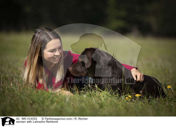 Fau mit Labrador Retriever / woman with Labrador Retriever / RR-103052
