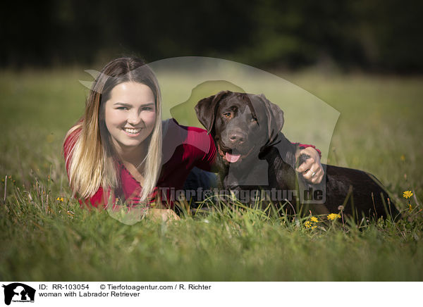 Fau mit Labrador Retriever / woman with Labrador Retriever / RR-103054