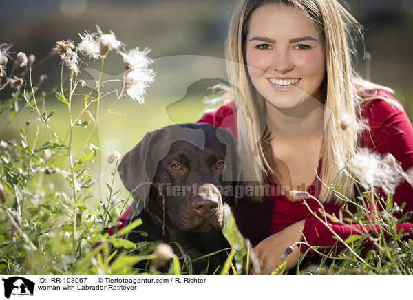 Frau mit Labrador Retriever / woman with Labrador Retriever / RR-103067