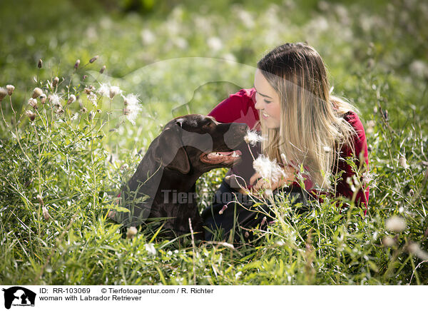 Frau mit Labrador Retriever / woman with Labrador Retriever / RR-103069
