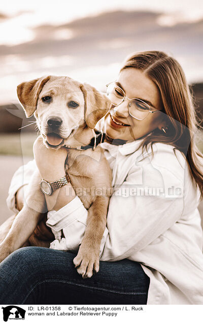 Frau und Labrador Retriever Welpe / woman and Labrador Retriever Puppy / LR-01358