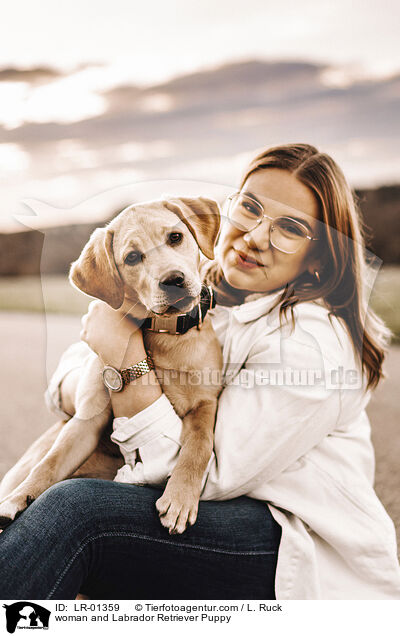 Frau und Labrador Retriever Welpe / woman and Labrador Retriever Puppy / LR-01359
