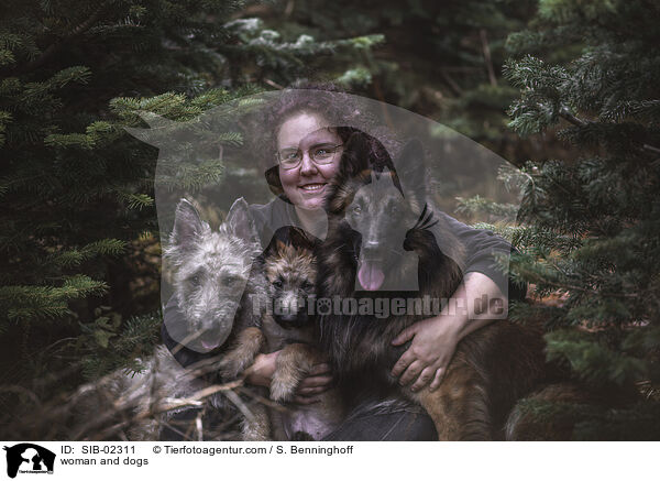 woman and dogs / SIB-02311