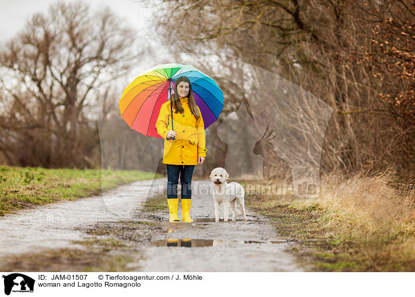 Frau und Lagotto Romagnolo / woman and Lagotto Romagnolo / JAM-01507