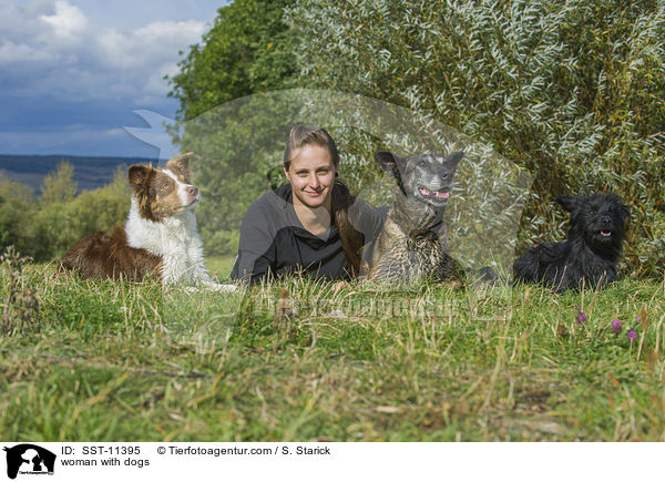 Frau mit Hunden / woman with dogs / SST-11395