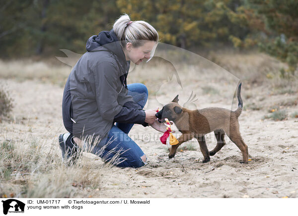 junge Frau mit Hunden / young woman with dogs / UM-01717