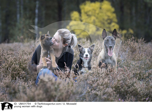 junge Frau mit Hunden / young woman with dogs / UM-01754
