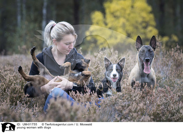 junge Frau mit Hunden / young woman with dogs / UM-01755