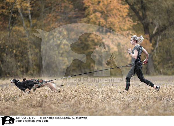 junge Frau mit Hunden / young woman with dogs / UM-01760