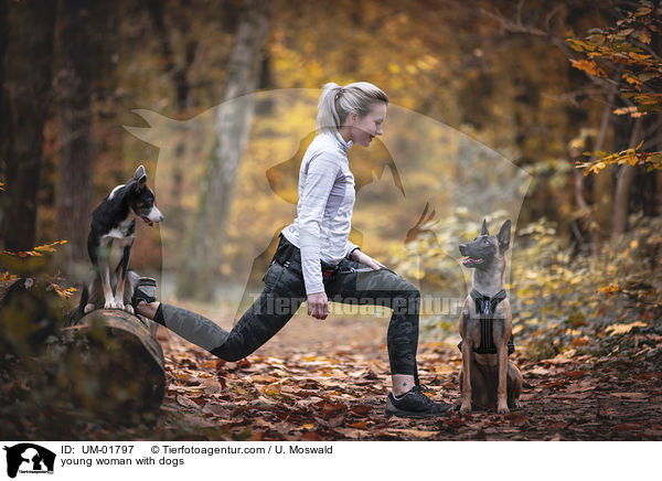 junge Frau mit Hunden / young woman with dogs / UM-01797