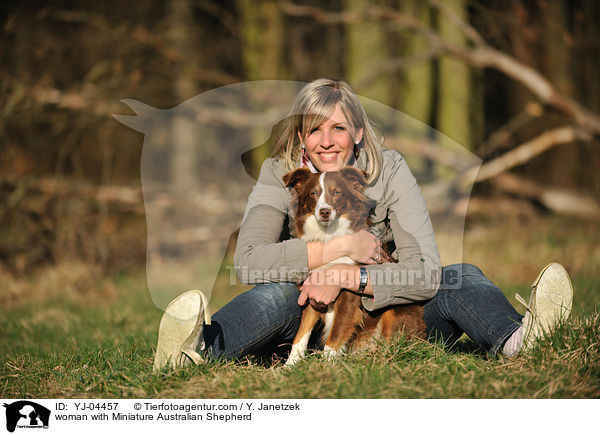 Frau mit Miniature Australian Shepherd / woman with Miniature Australian Shepherd / YJ-04457
