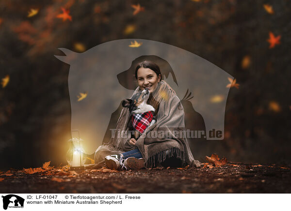 Frau mit Miniature Australian Shepherd / woman with Miniature Australian Shepherd / LF-01047