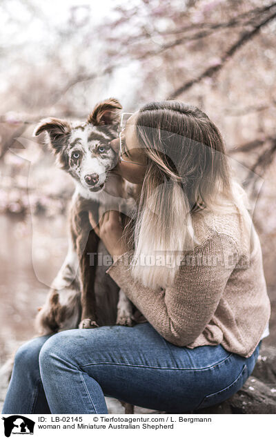 Frau und Miniature Australian Shepherd / woman and Miniature Australian Shepherd / LB-02145