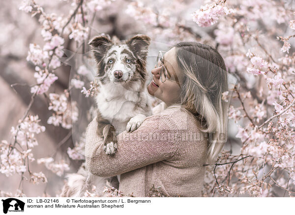 Frau und Miniature Australian Shepherd / woman and Miniature Australian Shepherd / LB-02146