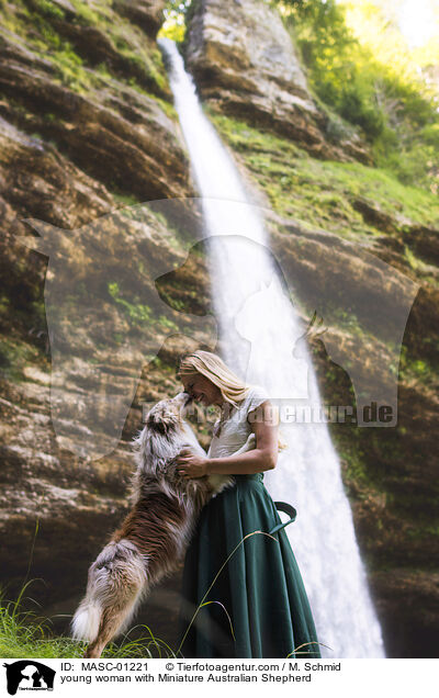 junge Frau mit Miniature Australian Shepherd / young woman with Miniature Australian Shepherd / MASC-01221