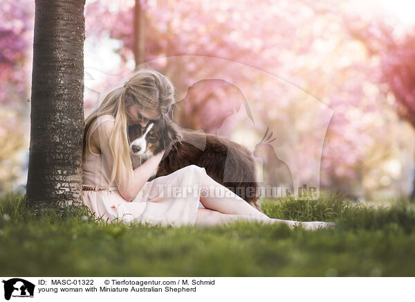 junge Frau mit Miniature Australian Shepherd / young woman with Miniature Australian Shepherd / MASC-01322