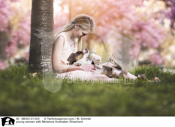junge Frau mit Miniature Australian Shepherd / young woman with Miniature Australian Shepherd / MASC-01324