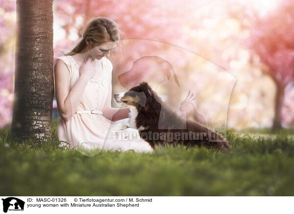 junge Frau mit Miniature Australian Shepherd / young woman with Miniature Australian Shepherd / MASC-01326