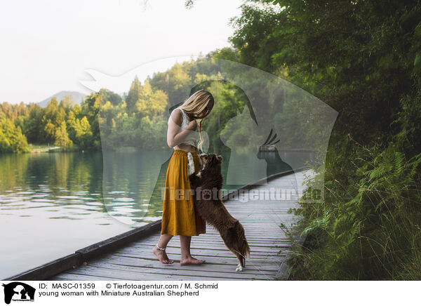 junge Frau mit Miniature Australian Shepherd / young woman with Miniature Australian Shepherd / MASC-01359