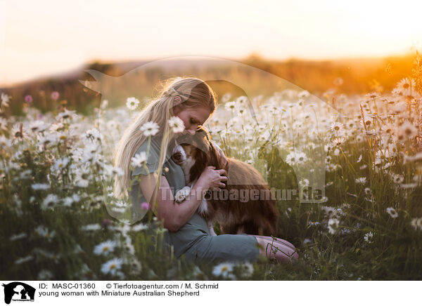 junge Frau mit Miniature Australian Shepherd / young woman with Miniature Australian Shepherd / MASC-01360