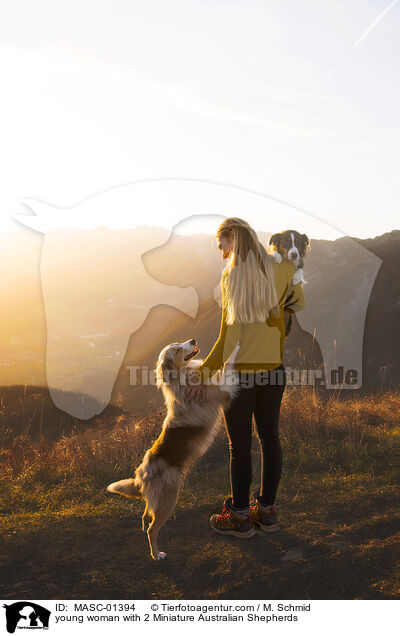 junge Frau mit 2 Miniature Australian Shepherds / young woman with 2 Miniature Australian Shepherds / MASC-01394