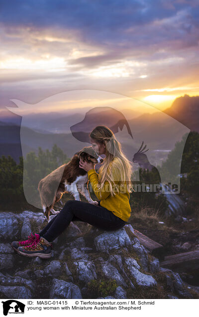 junge Frau mit Miniature Australian Shepherd / young woman with Miniature Australian Shepherd / MASC-01415