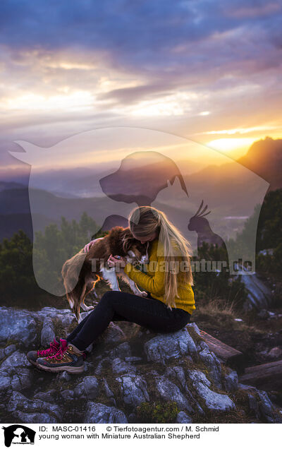 junge Frau mit Miniature Australian Shepherd / young woman with Miniature Australian Shepherd / MASC-01416