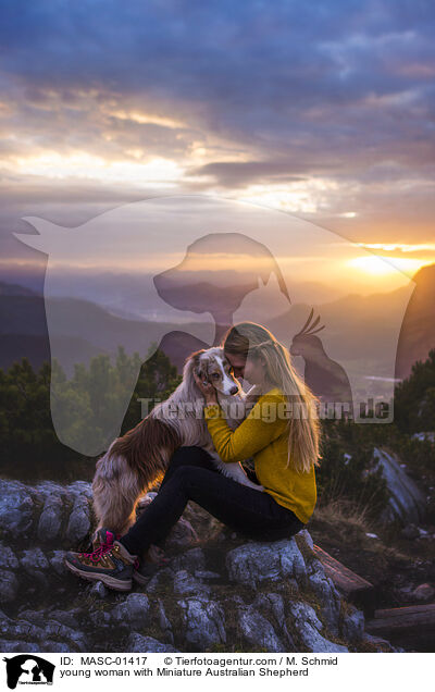 junge Frau mit Miniature Australian Shepherd / young woman with Miniature Australian Shepherd / MASC-01417