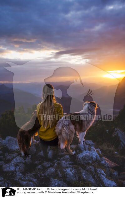junge Frau mit 2 Miniature Australian Shepherds / young woman with 2 Miniature Australian Shepherds / MASC-01420