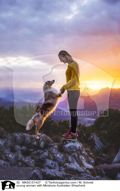 junge Frau mit Miniature Australian Shepherd / young woman with Miniature Australian Shepherd / MASC-01427