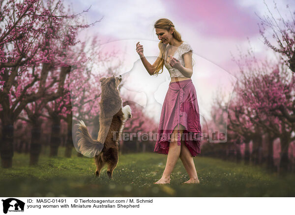 junge Frau mit Miniature Australian Shepherd / young woman with Miniature Australian Shepherd / MASC-01491