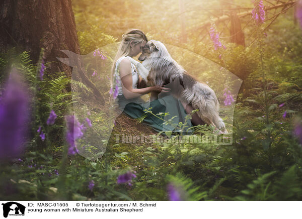 junge Frau mit Miniature Australian Shepherd / young woman with Miniature Australian Shepherd / MASC-01505