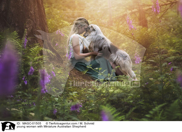 junge Frau mit Miniature Australian Shepherd / young woman with Miniature Australian Shepherd / MASC-01505