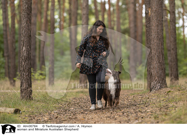 woman and Miniature Australian Shepherd / AH-06784