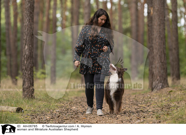 Frau und Miniature Australian Shepherd / woman and Miniature Australian Shepherd / AH-06785