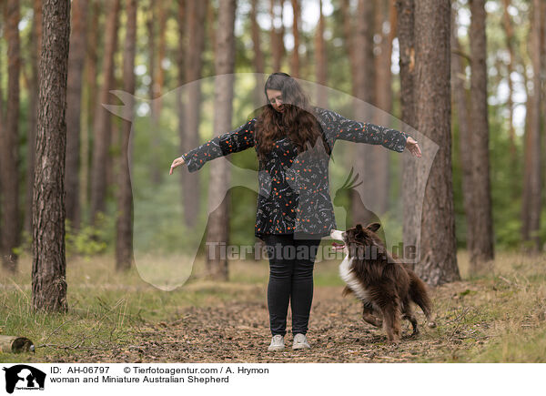 woman and Miniature Australian Shepherd / AH-06797