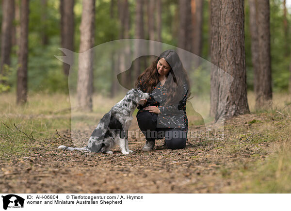 Frau und Miniature Australian Shepherd / woman and Miniature Australian Shepherd / AH-06804
