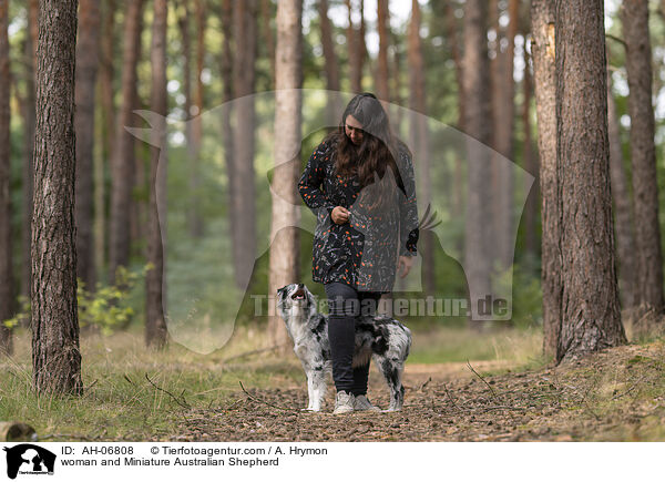 Frau und Miniature Australian Shepherd / woman and Miniature Australian Shepherd / AH-06808