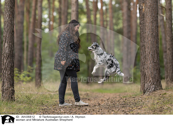 Frau und Miniature Australian Shepherd / woman and Miniature Australian Shepherd / AH-06812