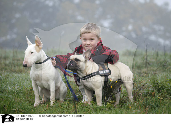 girl with dogs / RR-47078