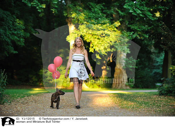 Frau und Miniatur Bullterrier / woman and Miniature Bull Terrier / YJ-12015