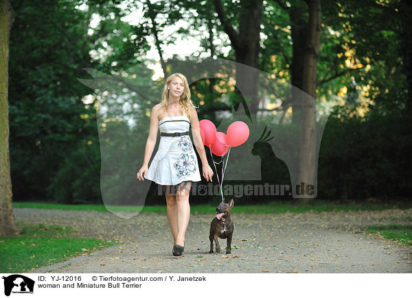 Frau und Miniatur Bullterrier / woman and Miniature Bull Terrier / YJ-12016