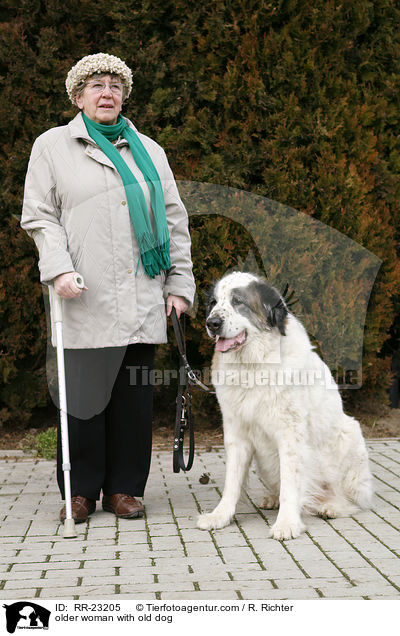 Seniorin mit Senior Hund / older woman with old dog / RR-23205