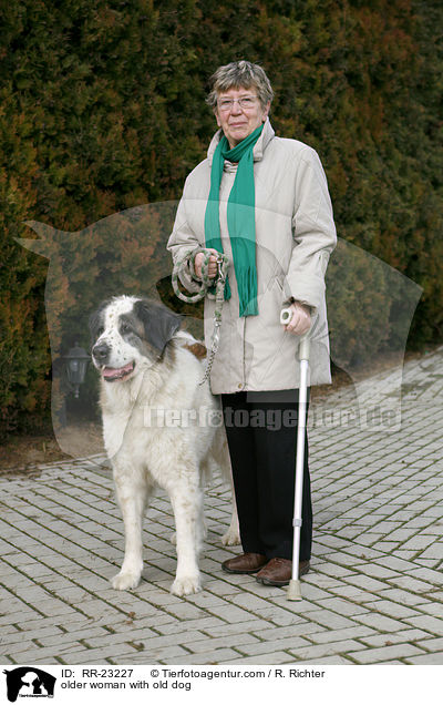 Seniorin mit Senior Hund / older woman with old dog / RR-23227