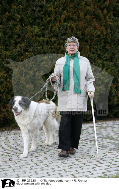Seniorin mit Senior Hund / older woman with old dog / RR-23228