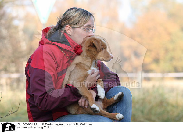 Frau mit junger Nova Scotia Duck Tolling Retriever / woman with young Toller / DG-05119