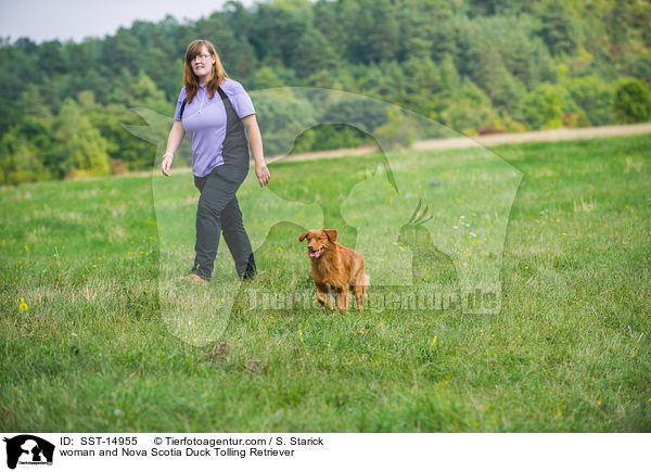 Frau und Nova Scotia Duck Tolling Retriever / woman and Nova Scotia Duck Tolling Retriever / SST-14955