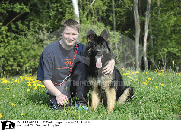 Mann und Altdeutscher Schferhund / man and Old German Shepherd / SST-08238