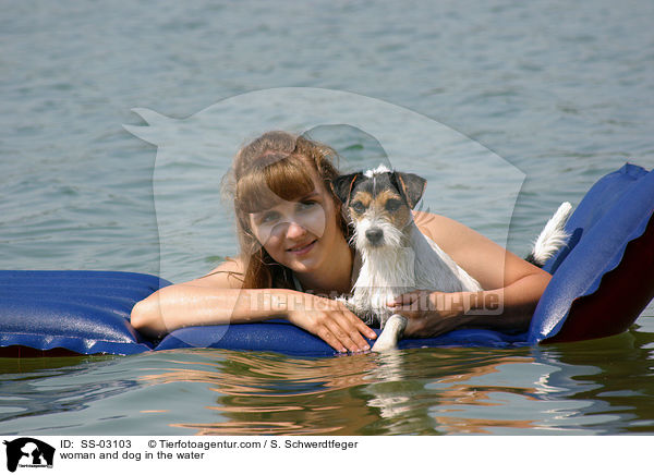 junge Frau mit Hund beim Baden / woman and dog in the water / SS-03103